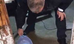 79 yaşındaki adamın evini su bastı, yardımına polis yetişti