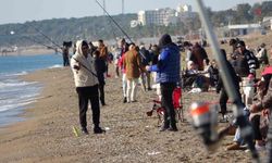 Antalya'da sahile akın eden vatandaşlar güneşin tadını çıkardı