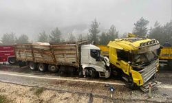 Antalya'da tır ile kamyon kafa kafaya çarpıştı: 1 ölü, 1 ağır yaralı