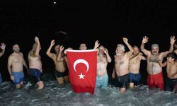 Antalya'de ritüel bozulmadı, deniz tutkunları 2026'ya da denizde girdi
