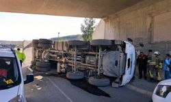 Arsuz'da hafriyat kamyonu devrildi