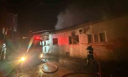 Burdur'da çıkan yangında ev küle döndü, 5 kişi kurtuldu