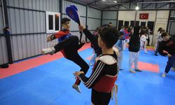 Depremde vefat eden babasının hayalleri için ter döken tekvandocu Ahmet, milli formayla çıktığı turnuvada Türk bayrağını göndere çektirdi