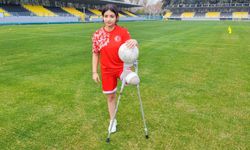 Depremzede Tuğba protez bacağıyla yeşil sahalara çıktı