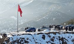 Hatay'ın zirvesinde gururlandıran bayrak değişimi