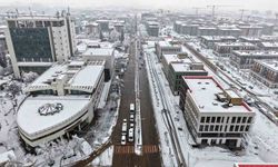 Kahramanmaraş'ta kar sevinci yaşanırken, ekipler de sahada görev yapıyor