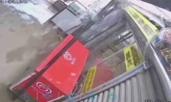 Kar kütlesini taşıyamayan plastik çatının yerle bir olmasıyla korku dolu anlar yaşadılar