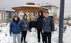 Kar yağışı sürücülere zor anlar yaşatırken çocukları mutlu etti