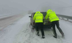 Karla kaplı yollarda mahsur kalan vatandaşların yardımına polis koştu