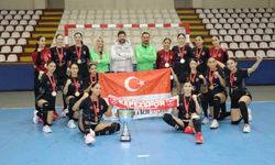 Kepez'in yıldız kızları hentbolda Türkiye şampiyonu