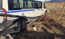 Kontrolden çıkan hafif ticari araç bahçe evinin kapısına çarparak durabildi: 1 yaralı