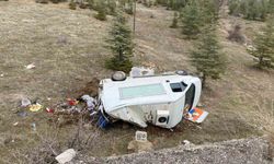 Kontrolden çıkan kamyonet şarampole yuvarlandı: 3 yaralı