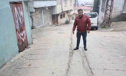 Mahallenin elektriksiz kalmasına sebep olan hırsızların canlarını hiçe sayarak yer altındaki kabloları çalma anları kamerada