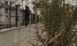 Selde kaldırım kayboldu, hastane duvarından yürüyerek geçti