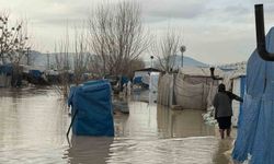 Selde mahsur kalan vatandaş kepçeyle kurtarıldı
