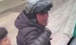 Trafikte tartıştığı servis aracının camını kaskıyla kırdı