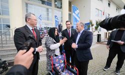 Yüreğir Belediyesi engelli bireylere tekerlekli sandalye dağıttı