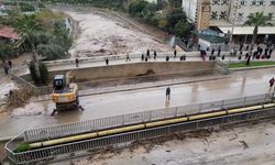 Mezitli Deresi taştı, sel suları önüne ne kattıysa götürdü!