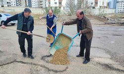 Adana'da belediyenin kapatmadığı çukurları vatandaş kapattı