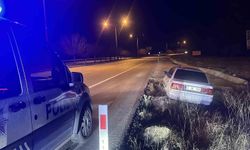 Alkollü sürücünün kullandığı araç uygulama noktasından kaçmaya çalışırken şarampole düştü