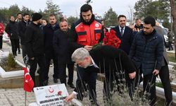 Deprem şehitleri kabri başında dualarla yad edildi