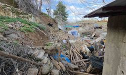 Depremde yıkılan evinin yerine yaptığı ahıra aşırı yağışta istinat duvarı çöktü