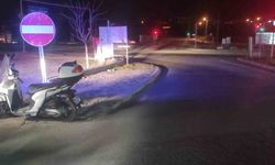 Devrilen motosikletin sürücüsü ambulansta tedavi edildi