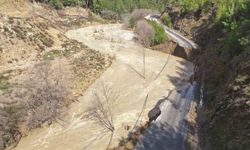 Gazipaşa'da heyelan yolu yuttu