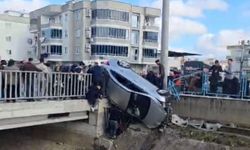 Kaza yapan araç köprünün korkuluklarında asılı kaldı, facia ucuz atlatıldı