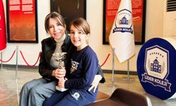 7 Yaşındaki Yasmin Binicilikte Şampiyonluk Kupasını Kaldırdı