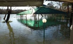 Manavgat Irmağı taştı, kenarındaki işletmeler sular altında kaldı