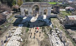 Öğrenciler Anvarza'da zeybek oynadı