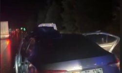 Osmaniye'de bariyerlere çarpan otomobil hurdaya döndü: 3 yaralı