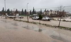 Osmaniye'de servis aracı mahsur kaldı, birçok bölgede su taşkını yaşandı