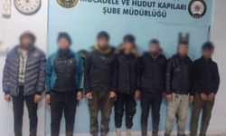 Polisten kaçan insan tacirinin kaza yaptığı operasyonda 10 göçmen yakalandı