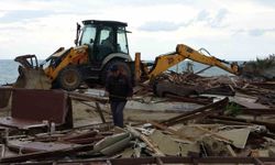 Side büyük plajda günübirlik 15 işletme yıkıldı