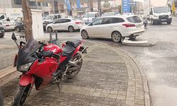 Ters yönden gelen motosikletin otomobille çarpışma anı kamerada: 1 yaralı
