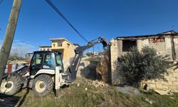 Akdenizde Tehlike Saçan Harabe Binalar Tek Tek Yıkılıyor