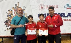 Genç güreşçilerden iki bronz madalya