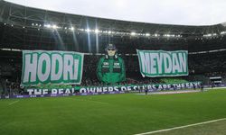 Futbolcu olamadılar ama tribünleri pankartlarıyla renklendiriyorlar