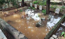 Adana'da mezarlık sular altında kaldı