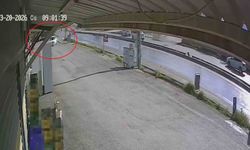 Akıl almaz kaza: Otomobil prefabrik iş yerlerinin içinden geçti