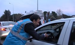 Antalya'da trafikte kalan vatandaşlara 'İftara 5 Kala' sürprizi