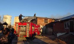 Antalya'da yaşlı çiftin evi alevlere teslim oldu