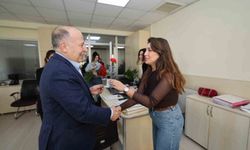 Başkan Demirçalı'dan kadın personele karanfil