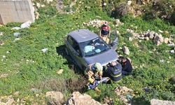 Defne'de uçurumdan yuvarlanan otomobil sürücüsü yaralandı