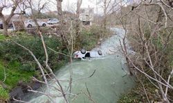 Dereye uçan otomobil suyla doldu, boğulma tehlikesi geçiren sürücüyü vatandaşlar kurtardı