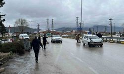 Eğirdir'de otomobil bariyerlere çarptı: 1 yaralı