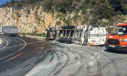 Gazipaşa'da Muz Yüklü Tır Devrildi: D-400 Karayolu Kapandı