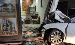 Gazipaşa'da otomobil iş yerine girdi: 3 yaralı